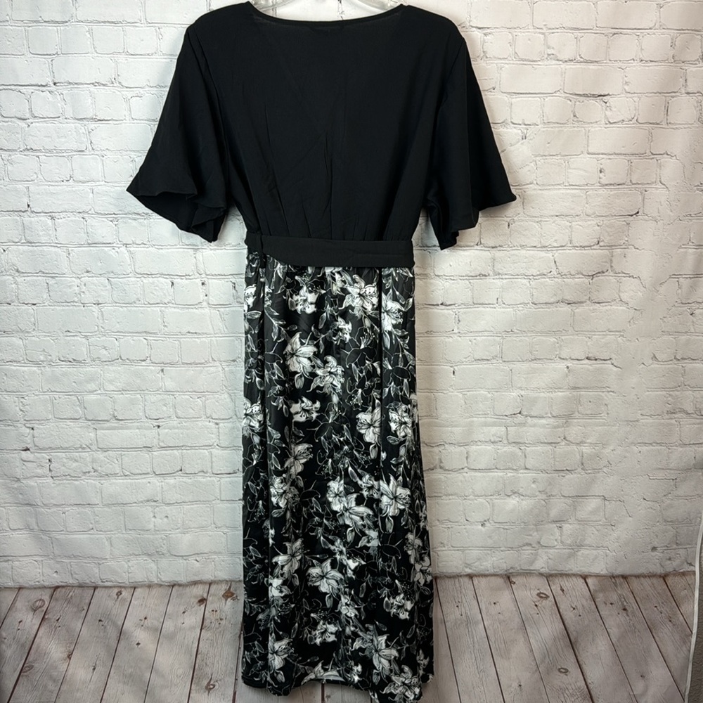 BloomChic Black & White Floral Surplice Neck Pocket Dress Sz 12 Large - Picture 6 of 6